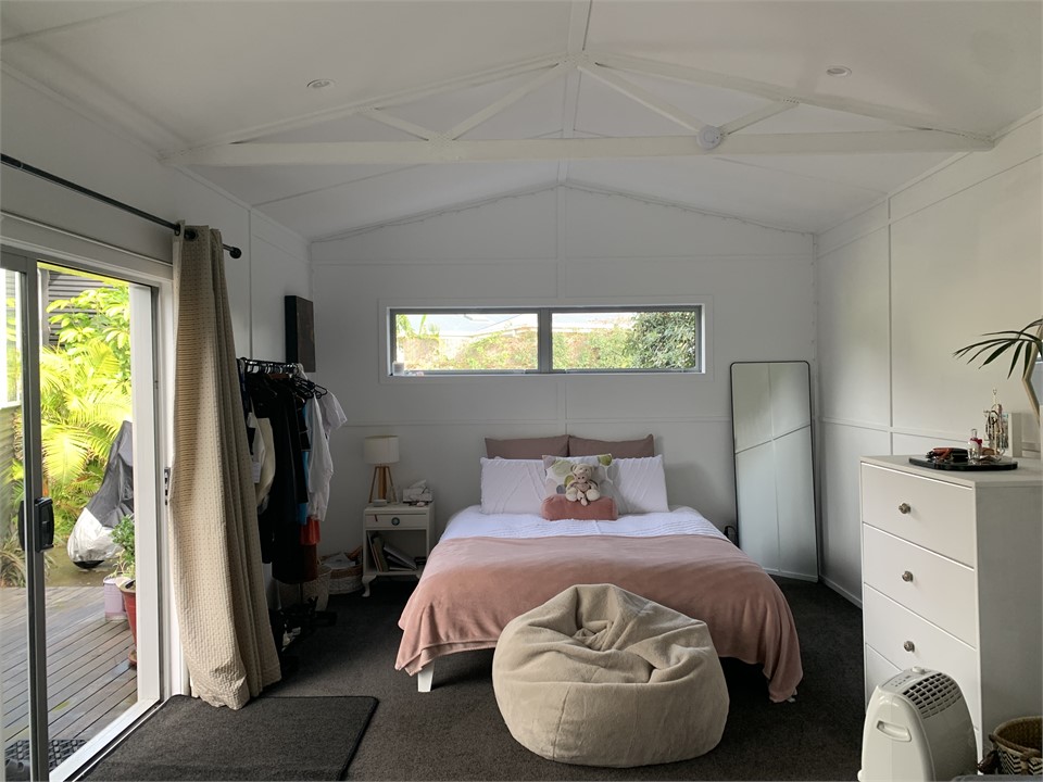 Detached bedroom sleeps 4 King + single + pullout 