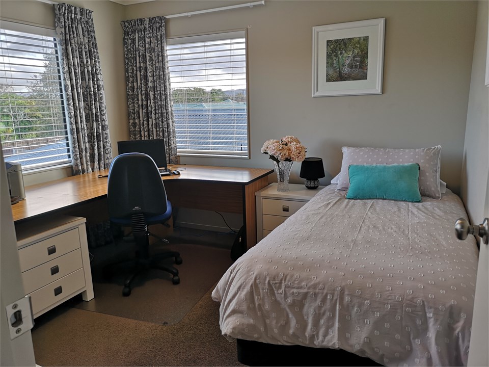 Upstairs bedroom with Single bed & workstation/des