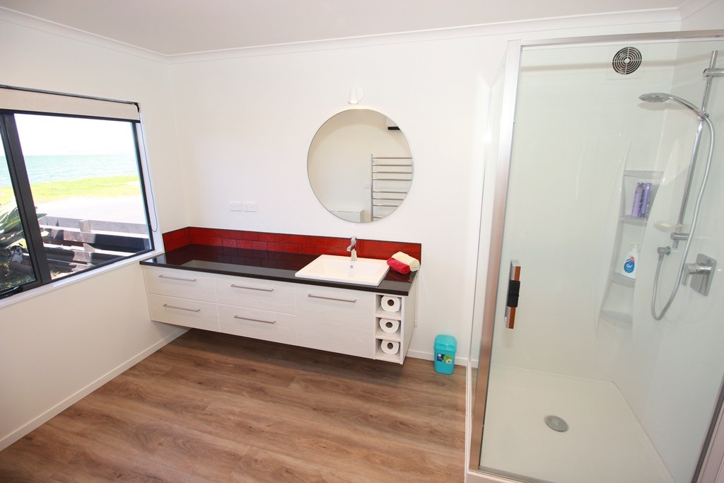 Semi-ensuite downstairs
