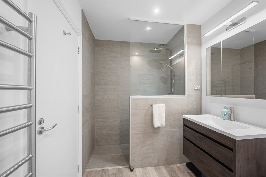 Second-bedroom ensuite bathroom