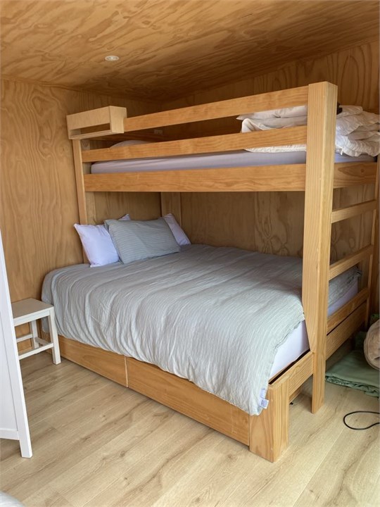 Queen bed #4 and single (cabin)
