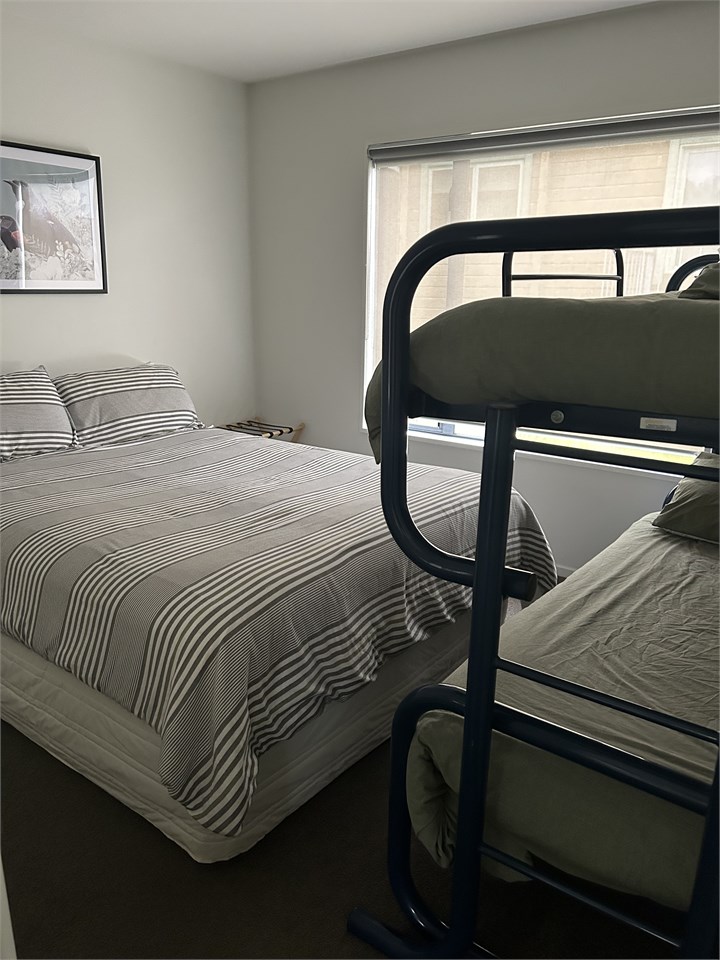 Upstairs bedroom, Queen, single bunks