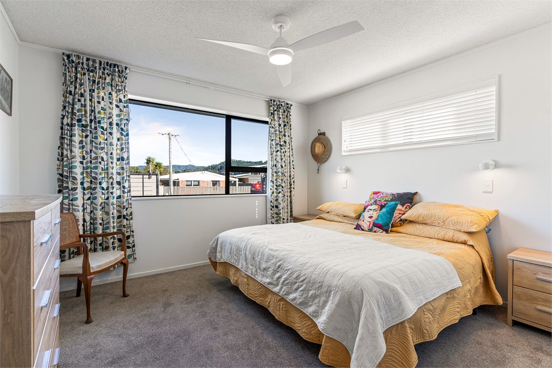 Bedroom 1 - In house - King Bed splits into 2 sgle