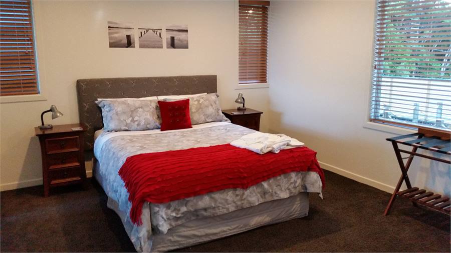 Bed room with queen size bed