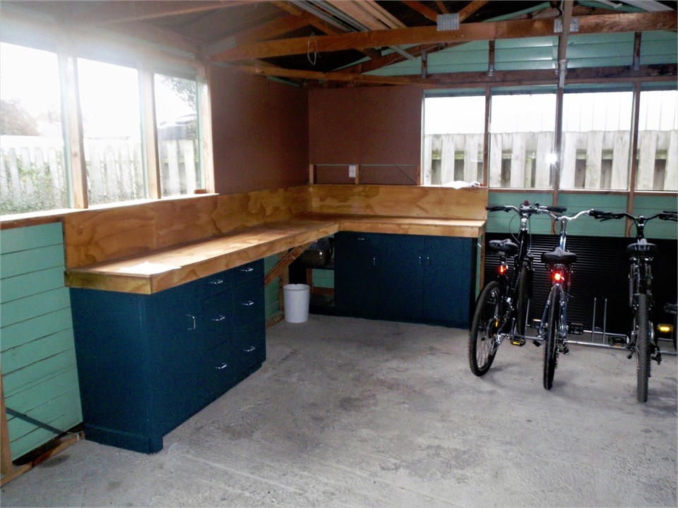 Lockable single garage with bicycles.