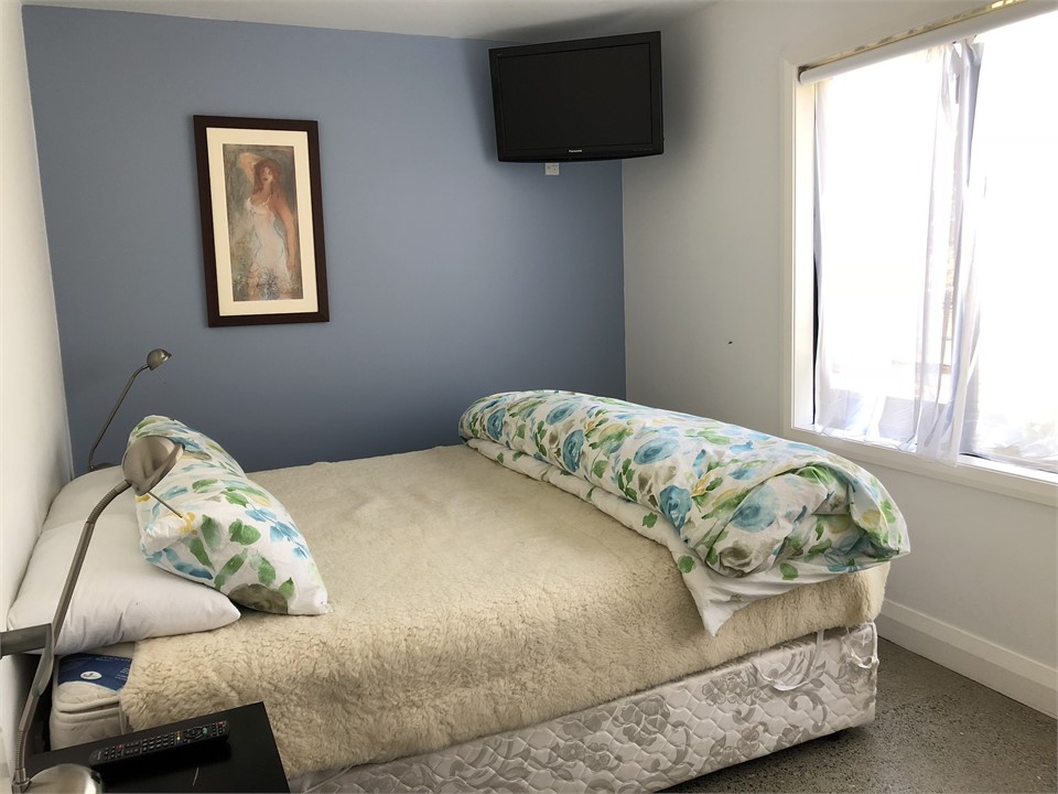 Bdm 1. King with extra T.V