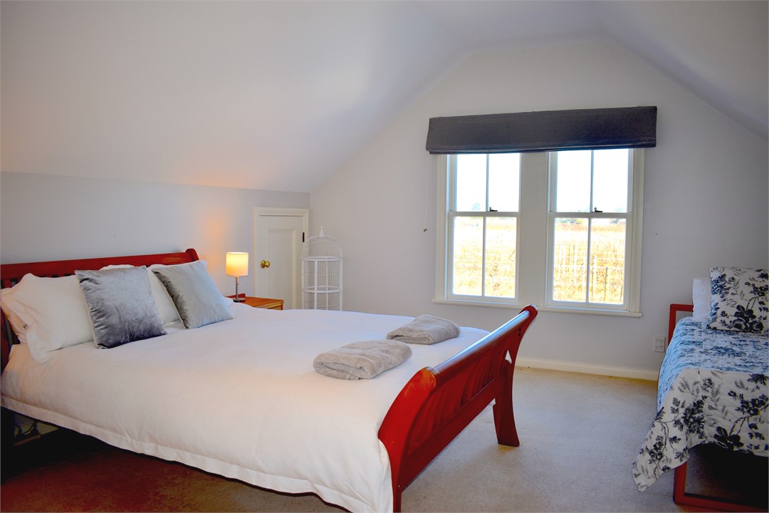 Upstairs Queen 2 with trundle bed & extra single