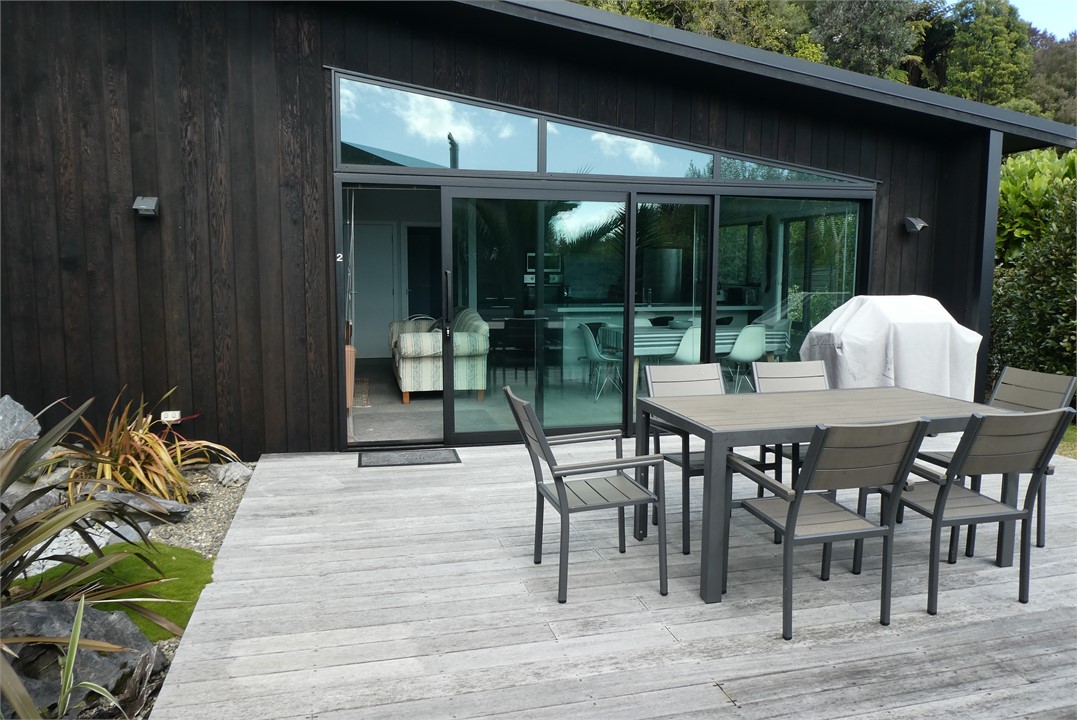 Deck & outdoor dining area