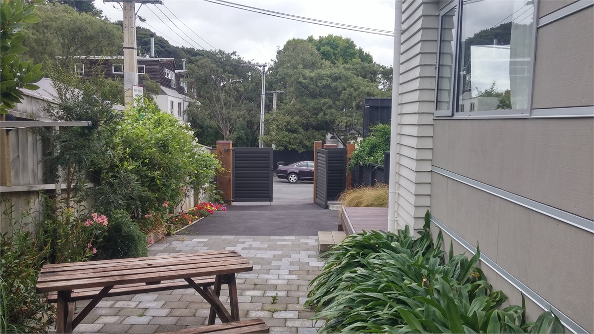 Days Bay Apartment Accommodation: Back of section