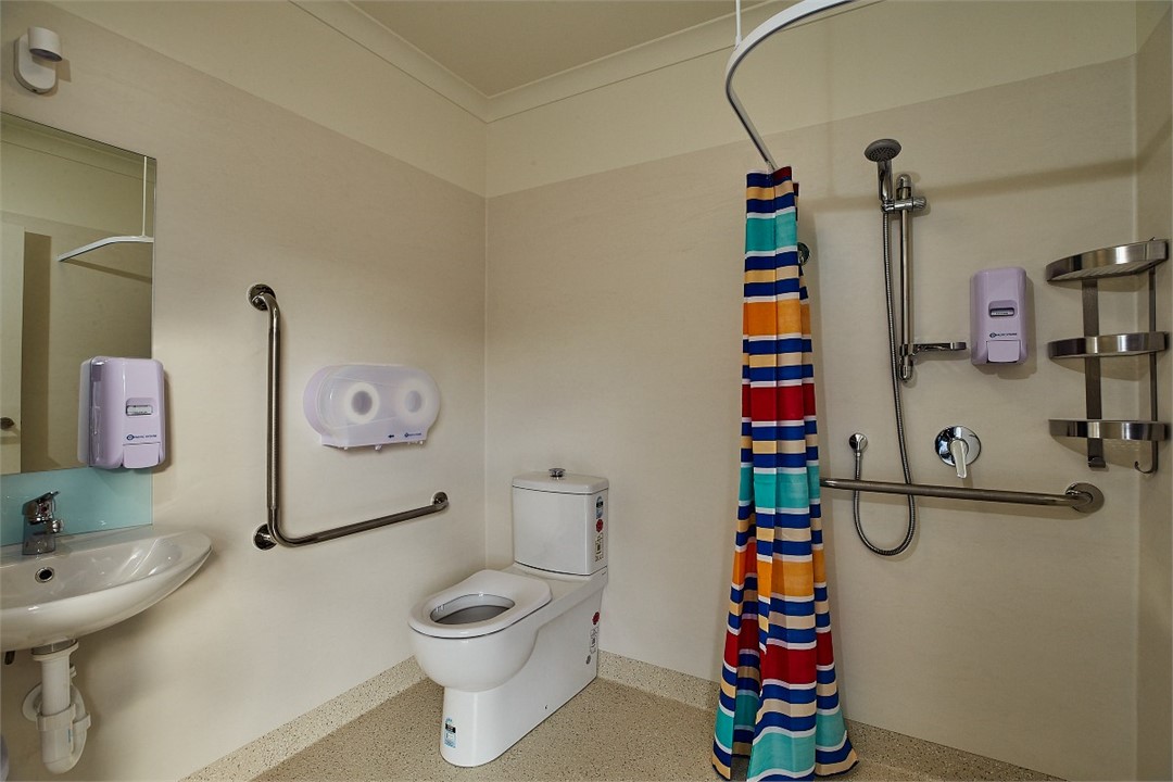 All bathrooms in middle level similar