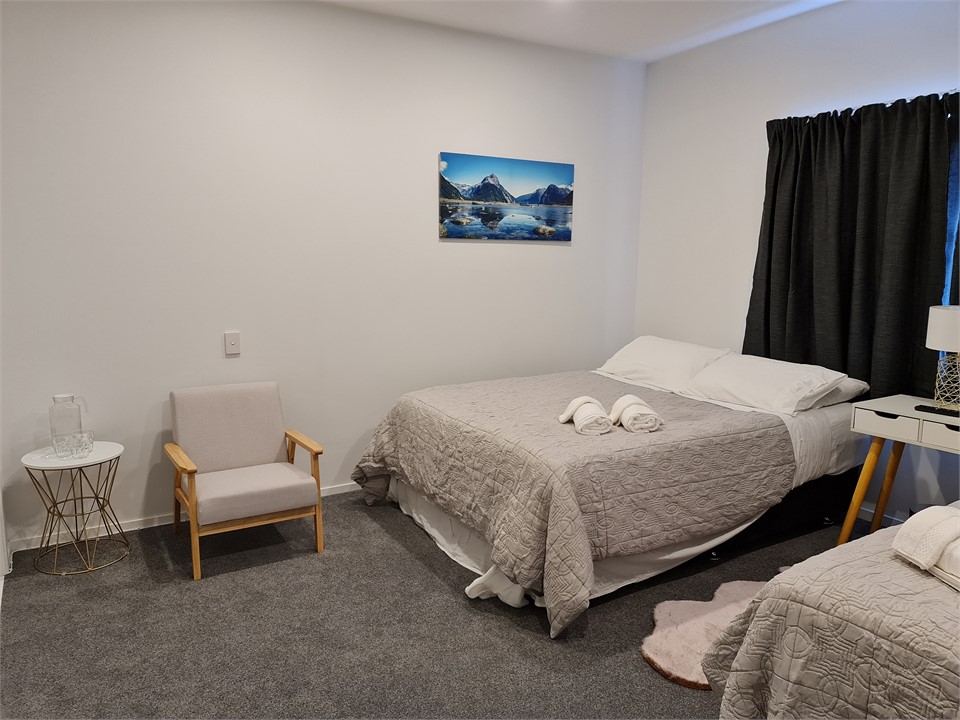 triple bedroom (1 queen bed & 1 king single bed)