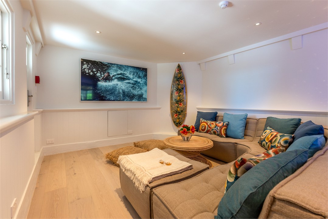 Lounge 2 - (ground level )