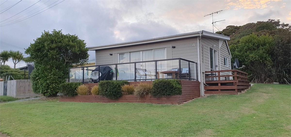 Serene on Marine Kaka Point Crib for rent Holiday Houses