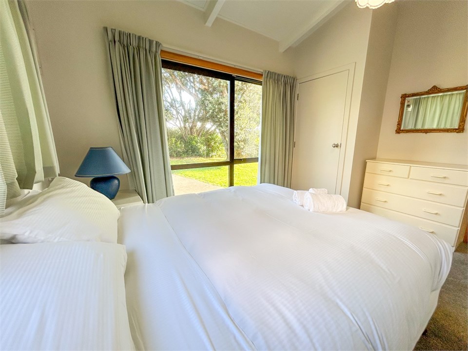 Upstairs 2nd bedroom - Queen bed