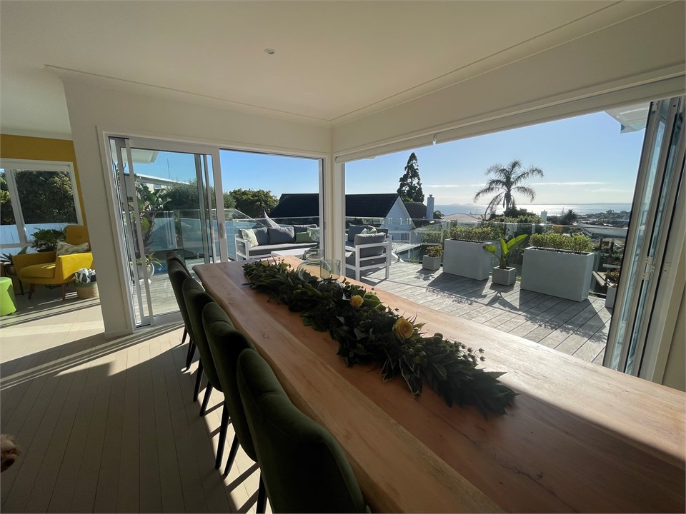Dining table for 18+ guests (with seaview)