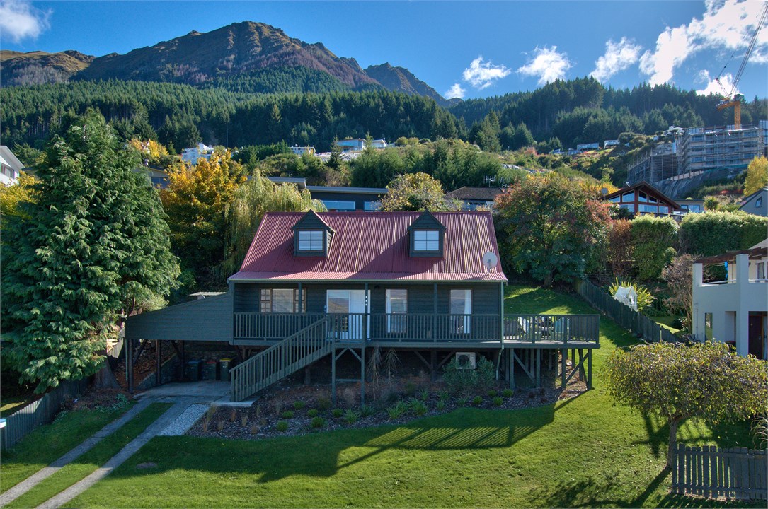 Red Peaks sits beautifully in a lovely garden sett