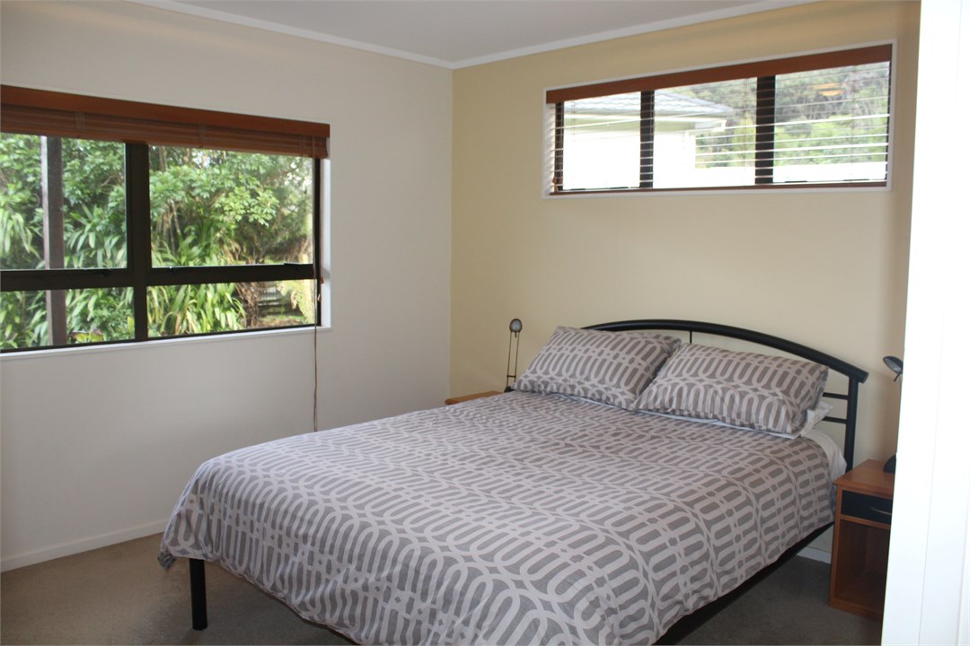 Queen Bedroom (Downstairs)