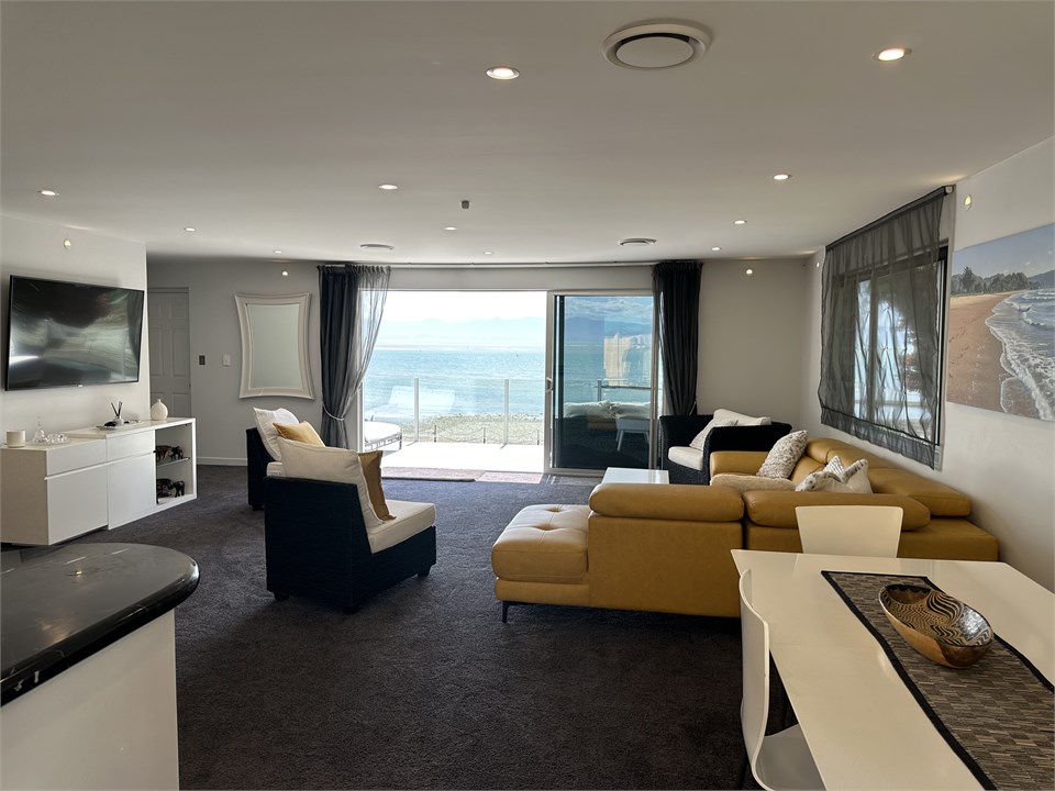 Dining room and lounge