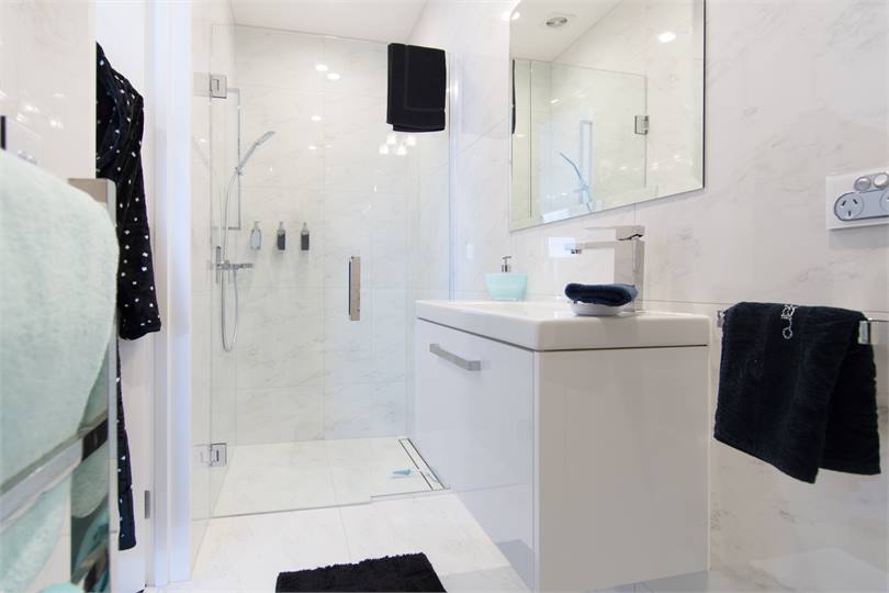 Gorgeous tile bathroom w/ Shower, Vanity & Toilet