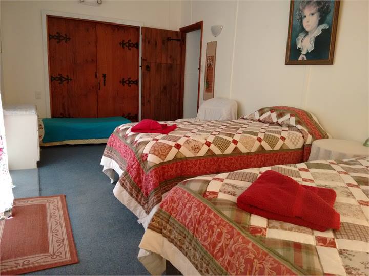 3 rd Bedroom 2 single beds can add trundle bed