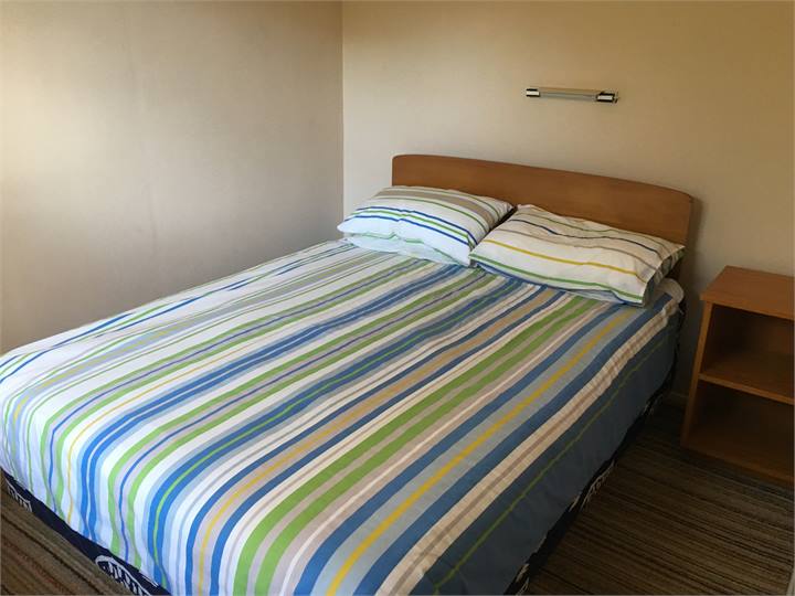 Main bedroom 1x queen size bed