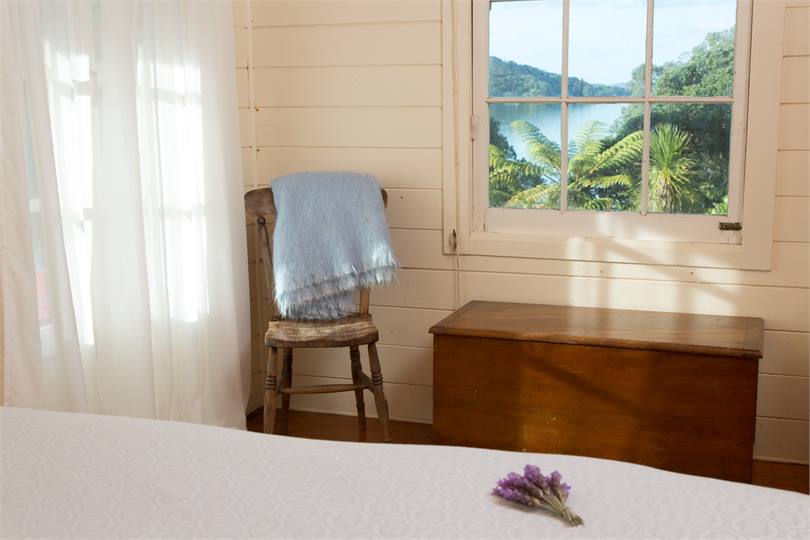 main bedroom - queen bed