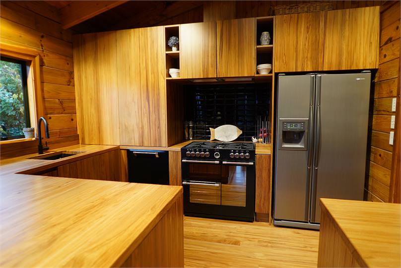 Rimu kitchen with 5 burner dual oven