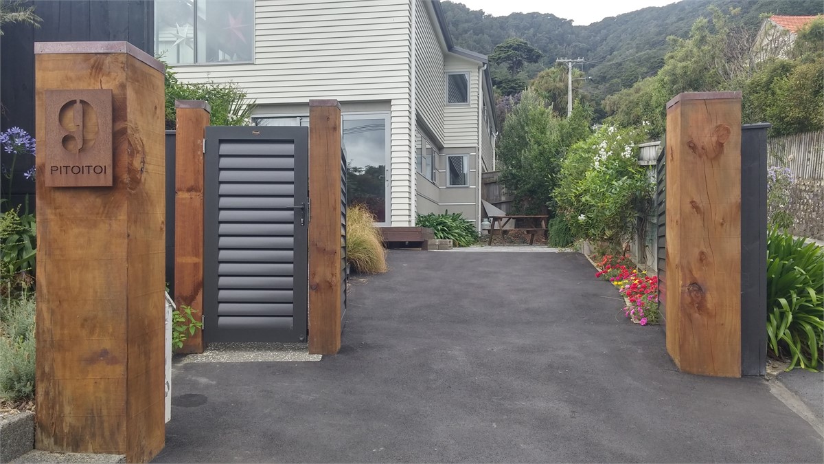 Days Bay Apartment Accommodation: Front entrance g