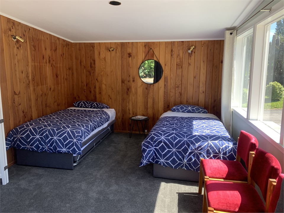 sunroom/bedroom - 2 king singles with pullout beds