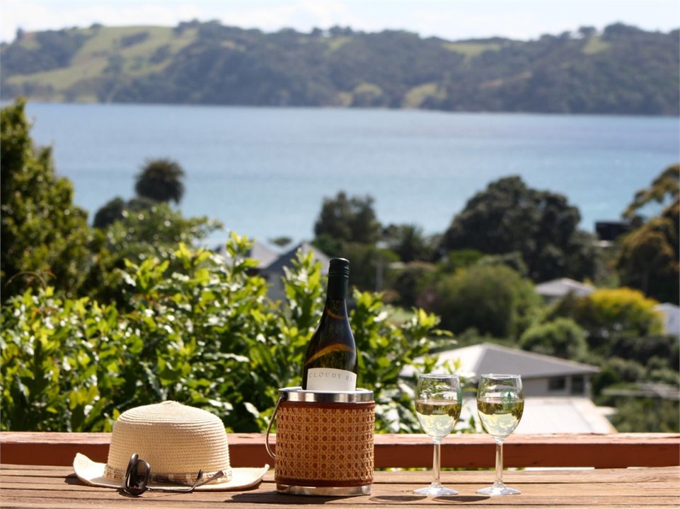 Bay Views (Bachcare) Waiheke Island Bach for rent Holiday