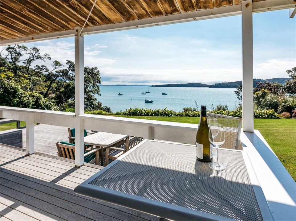 Peaceful Picnic Bay (Bachcare) Waiheke Island Bach for rent Holiday