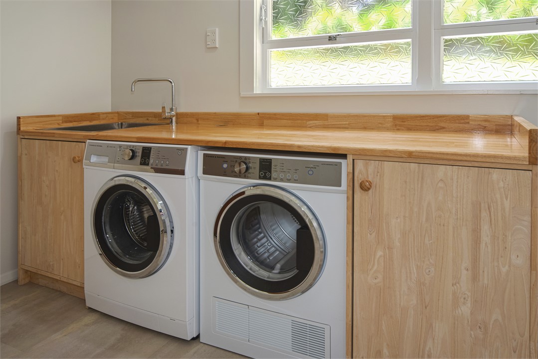 Laundry/powder room (Upstairs)