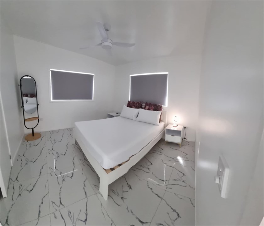 bedroom with queen bed