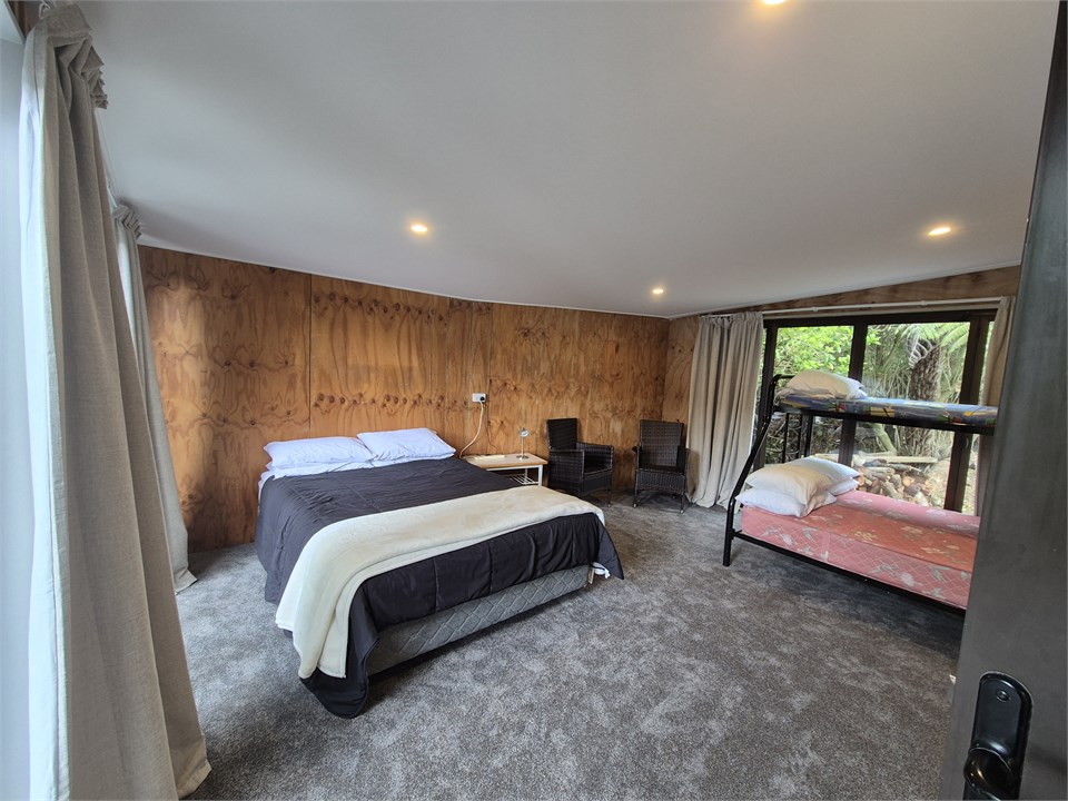 Bunkroom upstairs 1x queen , set of bunks