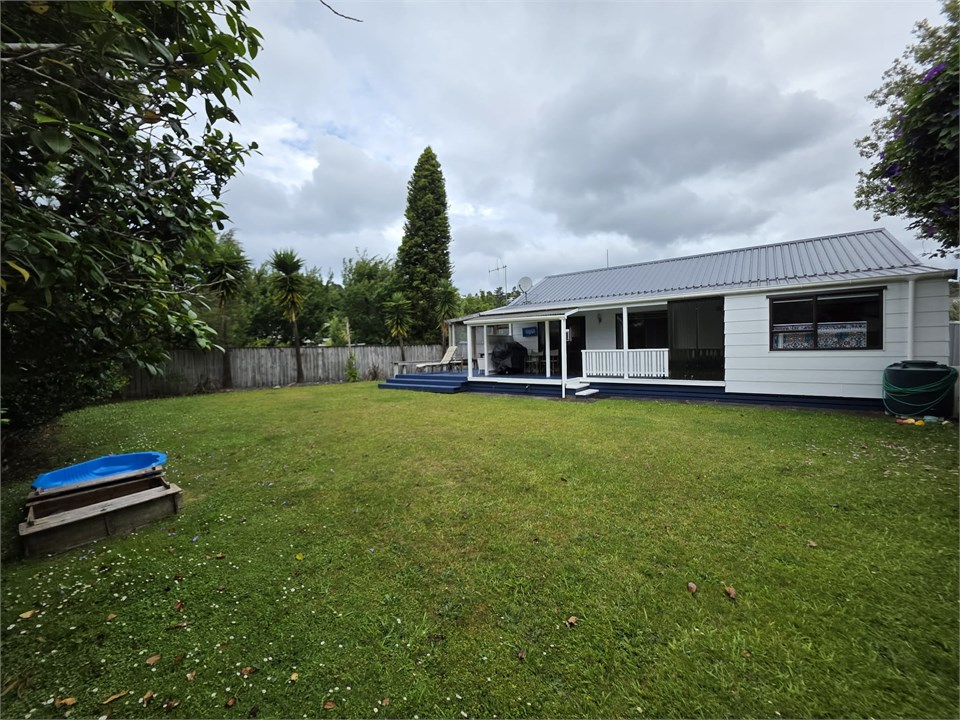 Big back flat garden to play your badminton game w