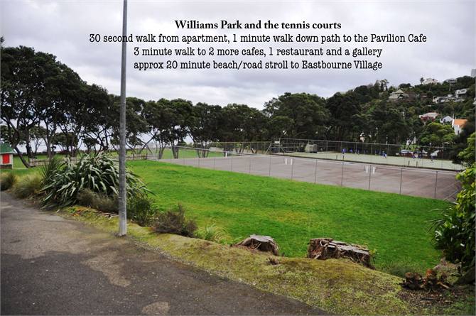 Days Bay Apartment Accommodation: Tennis anyone?