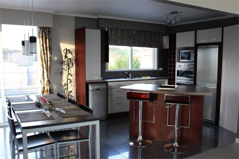 Dining area & kitchen