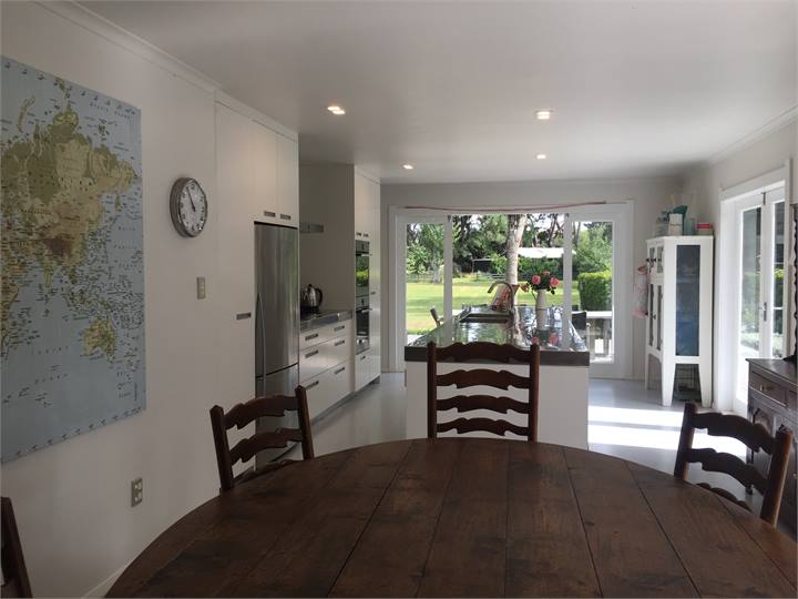 Open plan large modern kitchen/dining