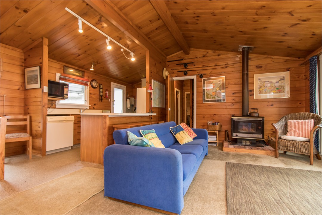 Open plan kitchen/dining/living