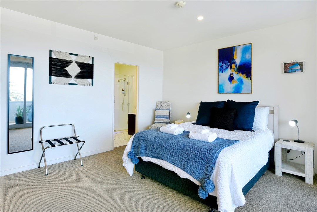 Master Bedroom with Queen Bed