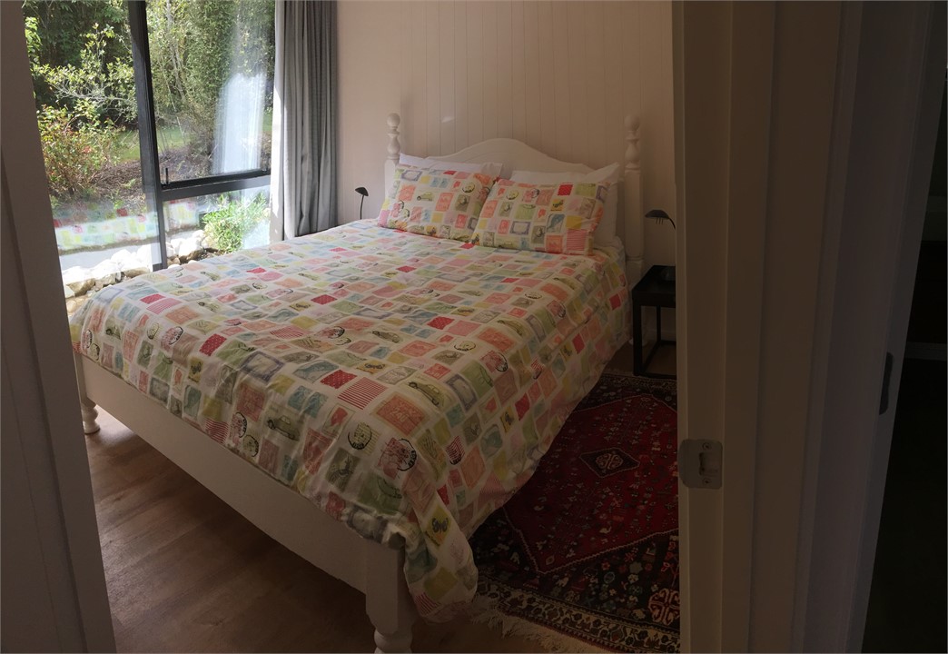 Main Bedroom - 1 queen bed