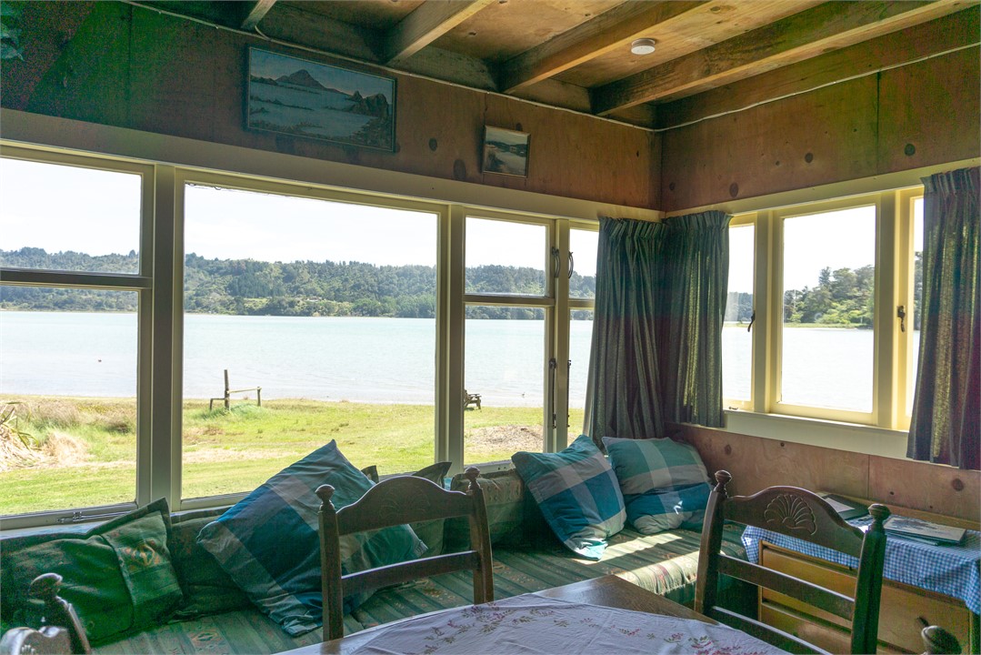 Squabs along window area for extra sleeping