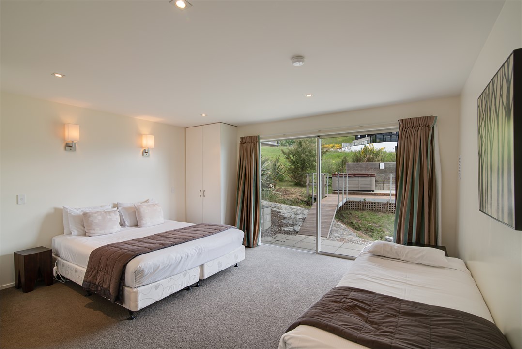 Bedroom 3 - king bed; single available on request