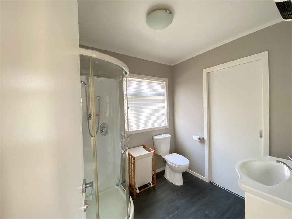 En-suite/bathroom 2