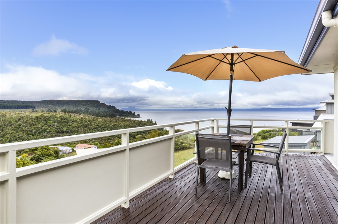 Upper deck with barbeque area