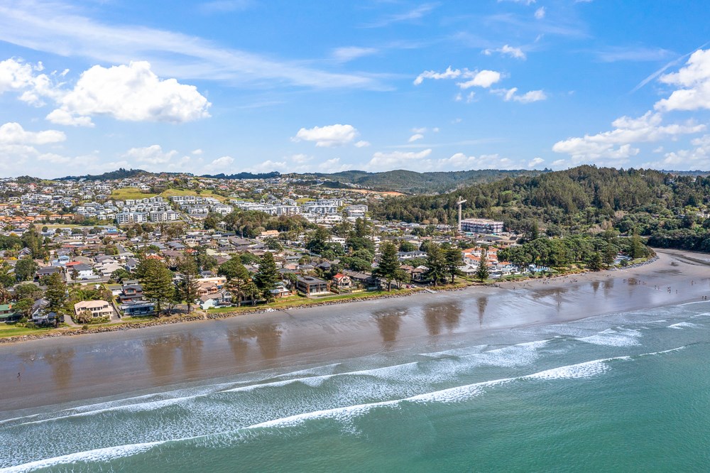 Orewa's a Safe beach with gentle slope to enjoy.