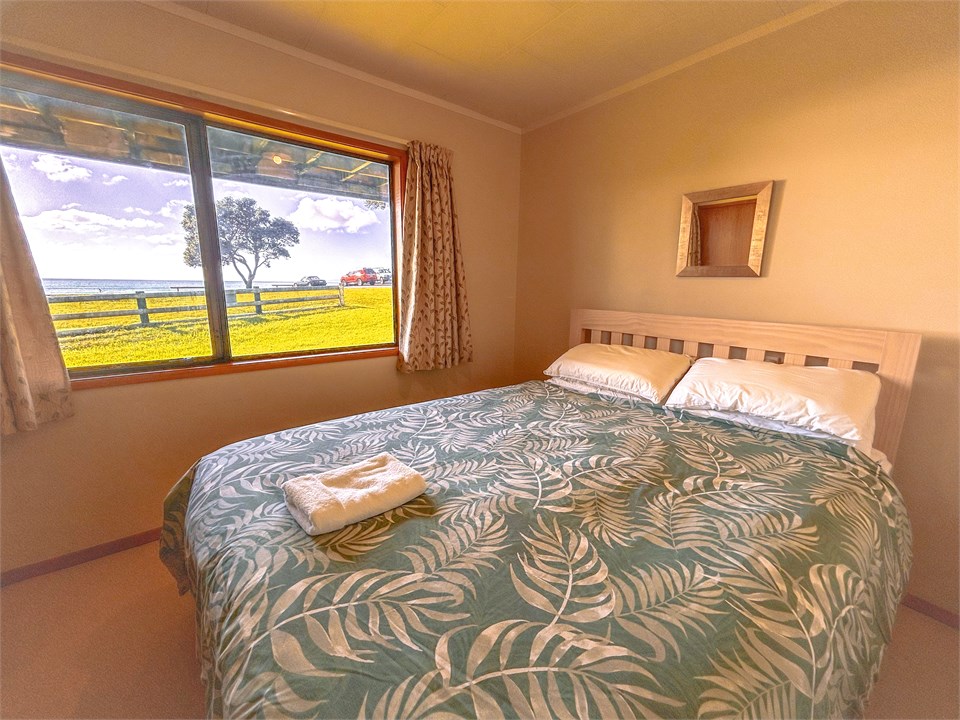 Downstairs bedroom - Queen bed