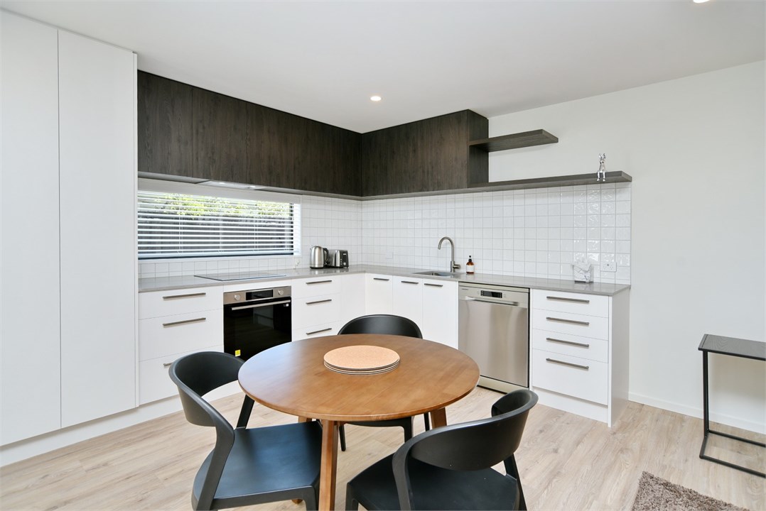 Dining table that seats 3 people