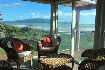 Longshore: Absolute beachfront,spa,tennis,pool - Waikanae Beach