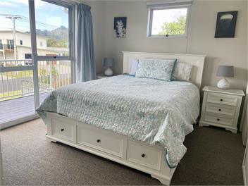 LARGE BACH 500 METRES FROM BEACH - Whangamata
